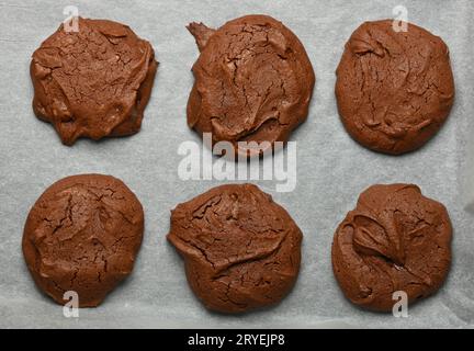 Brownie Schokoladenkekse auf Backpapier Stockfoto