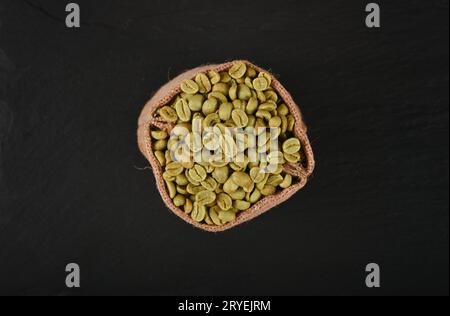 Beutel mit gerösteten Reihen geen Kaffeebohnen Stockfoto