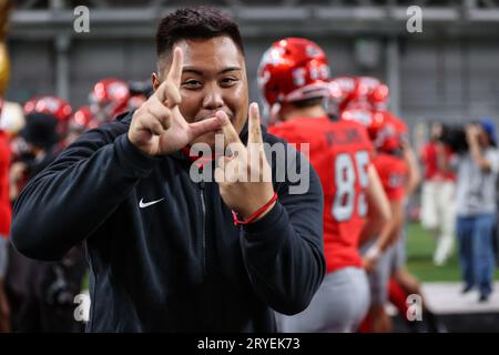 Las Vegas, NV, USA. September 2023 30. Ein namenloser Spieler feiert den Sieg der UNLV am Ende des College-Fußballspiels mit den Hawaii Warriors und den UNLV-Rebellen im Allegiant Stadium in Las Vegas, NV. Christopher Trim/CSM/Alamy Live News Stockfoto