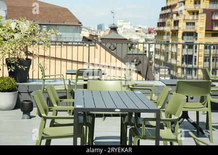 Café im Beobachtungsbereich. Tische und Stühle auf der Terrasse vor der wunderschönen Stadtlandschaft Stockfoto