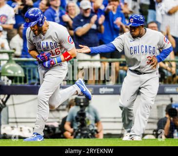 Milwaukee, Vereinigte Staaten. September 2023 30. Chicago Cubs erster Baseman Patrick Wisdom (L) feiert mit Chicago Cubs dritter Baseballtrainer Willie Harris (R), nachdem er am Samstag, den 30. September 2023, einen Heimlauf gegen die Milwaukee Brewers im ersten Inning ihres Baseballspiels im American Family Field in Milwaukee, Wisconsin, absolviert hatte. Foto von Tannen Maury/UPI Credit: UPI/Alamy Live News Stockfoto