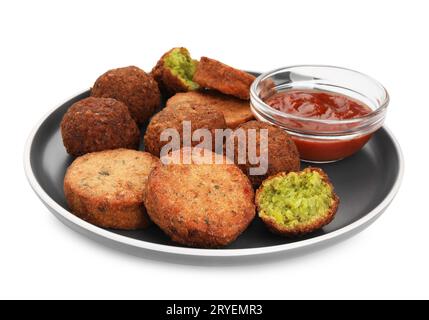 Teller mit köstlichen veganen Schnitzel, Falafel-Bällchen und Sauce isoliert auf weiß Stockfoto