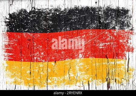 Grunge deutsche Flagge über alten weiß bemalten Holz Stockfoto