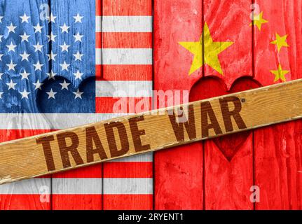 Fensterläden aus Holz mit USA- und China-Flaggen Stockfoto