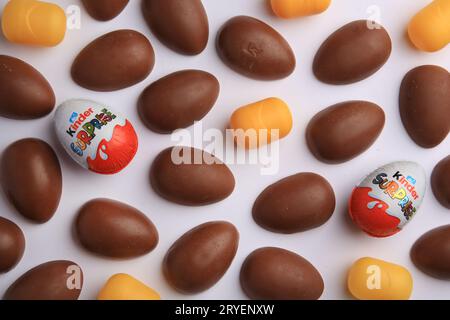 Sveti Vlas, Bulgarien - 30. Juni 2023: Kinder Überraschungseier und Plastikkapseln auf weißem Hintergrund, flach gelegt Stockfoto