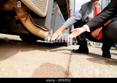 Luftverschmutzung durch Abgase von Lkw Stockfoto