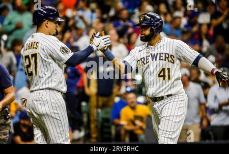 Milwaukee, Vereinigte Staaten. September 2023 30. Milwaukee Brewers erster Baseman Carlos Santana (R) feiert mit Milwaukee Brewers Shortstop Willy Adames (L) nach einem Heimlauf gegen die Chicago Cubs im zweiten Inning ihres Baseballspiels auf dem American Family Field in Milwaukee, Wisconsin am Samstag, den 30. September 2023. Foto von Tannen Maury/UPI Credit: UPI/Alamy Live News Stockfoto