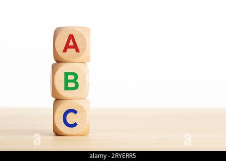 Alphabet mit ABC-Buchstaben auf Holzblöcken, gestapelt auf Holztisch Stockfoto