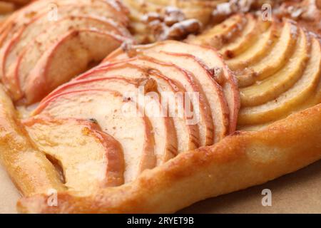 Frisch gebackener Apfelkuchen auf dem Tisch, Nahaufnahme Stockfoto