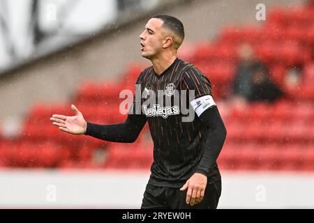 Oliver Norburn #6 von Blackpool gibt seinem Team Anweisungen während des Sky Bet League 1 Matches Barnsley vs Blackpool in Oakwell, Barnsley, Großbritannien, 30. September 2023 (Foto: Craig Thomas/News Images) in, am 30. September 2023. (Foto: Craig Thomas/News Images/SIPA USA) Credit: SIPA USA/Alamy Live News Stockfoto