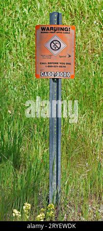 Warnung, vergrabenes Glasfaserkabel, rufen Sie an, bevor Sie das Schild in Kalifornien ausgraben Stockfoto