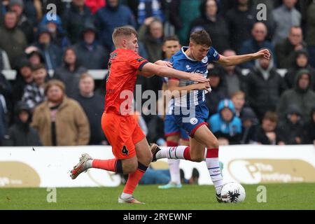 Hartlepool United's Joe Grey kämpft am Samstag, den 30. September 2023, mit Dorking Wanderers' Dan Pybus während des Spiels der Vanarama National League zwischen Hartlepool United und Dorking Wanderers im Victoria Park in Hartlepool. (Foto: Mark Fletcher | MI News) Credit: MI News & Sport /Alamy Live News Stockfoto