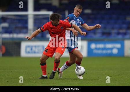 Dorking Wanderers' Harry Ottaway kämpft am Samstag, den 30. September 2023, mit Zak Johnson von Hartlepool United während des Spiels der Vanarama National League zwischen Hartlepool United und Dorking Wanderers im Victoria Park in Hartlepool. (Foto: Mark Fletcher | MI News) Credit: MI News & Sport /Alamy Live News Stockfoto