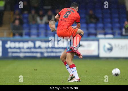 Dorking Wanderers' Matt Briggs springt beim Spiel der Vanarama National League zwischen Hartlepool United und Dorking Wanderers im Victoria Park, Hartlepool am Samstag, den 30. September 2023, in eine Herausforderung von Zak Johnson, Hartlepool United. (Foto: Mark Fletcher | MI News) Credit: MI News & Sport /Alamy Live News Stockfoto