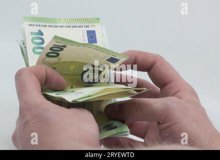 Ich habe 100 Euro-Scheine in der Hand Stockfoto