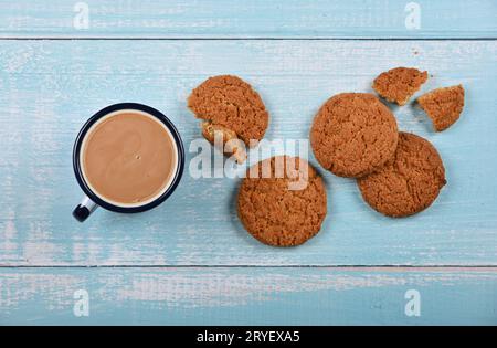 Haferbrei-Kekse und Pannikin mit heißer Schokolade Stockfoto