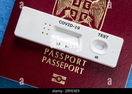 COVID-19-serologischer Schnelldiagnostik-Test auf einem serbischen Pass Stockfoto