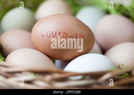 Korb voll mit Eiern, mit COVID-19 auf einem gestempelt Stockfoto