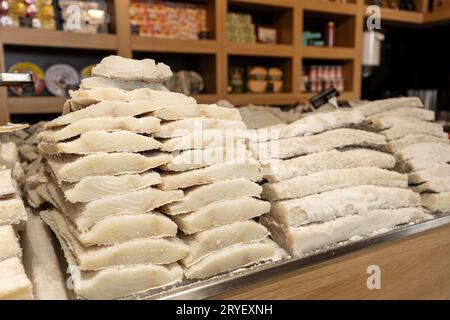 Getrockneter gesalzener Kabeljau im Fischgeschäft. Typisch spanisches und portugiesisches Essen Stockfoto