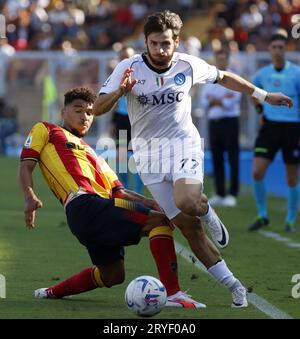 Lecce, Italien. September 2023 30. Napolis Khvicha Kvaratskhelia (R) bestreitet mit Lecces Valentin Gendrey während eines Fußballspiels der Serie A zwischen Lecce und Napoli in Lecce, Italien, am 30. September 2023. Kredit: Augusto Casasoli/Xinhua/Alamy Live News Stockfoto