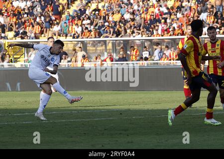 Lecce, Italien. September 2023 30. Gianluca Gaetano aus Neapel dreht während eines Fußballspiels Der Serie A zwischen Lecce und Napoli in Lecce, Italien, am 30. September 2023. Kredit: Augusto Casasoli/Xinhua/Alamy Live News Stockfoto