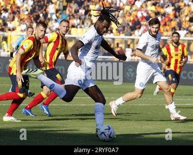 Lecce, Italien. September 2023 30. Andre-Frank Zambo Anguissa (Front) aus Neapel tritt am 30. September 2023 bei einem Fußballspiel der Serie A zwischen Lecce und Napoli in Lecce (Italien) an. Kredit: Augusto Casasoli/Xinhua/Alamy Live News Stockfoto