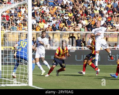 Lecce, Italien. September 2023 30. Leo Ostigard (1. R) von Neapel geht beim Fußballspiel Der Serie A zwischen Lecce und Neapel in Lecce (Italien) am 30. September 2023 in die Hauptrolle. Kredit: Augusto Casasoli/Xinhua/Alamy Live News Stockfoto