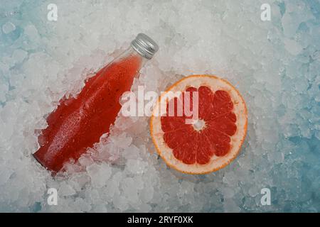 Flasche Red Grapefruit Drink auf Eis Stockfoto
