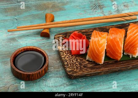 Ein Satz Lachs-Sushi-Rollen auf dem Tisch Stockfoto
