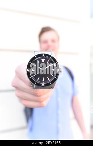 Armbanduhr zeigt die aktuelle Uhrzeit an Stockfoto
