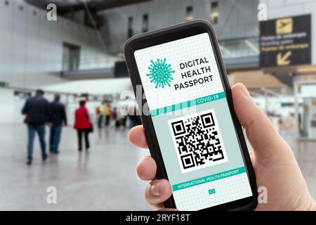 Digitaler Gesundheits- oder Impfpass auf einem Mobiltelefon, der Reisen ermöglicht. COVID-19-Pass am Flughafen Stockfoto