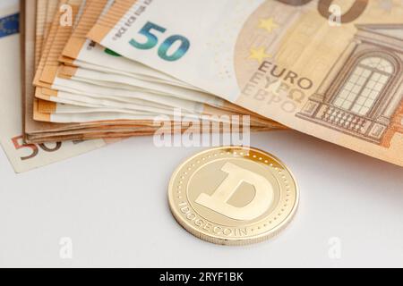Dogecoin-Münzen und Euro-Banknoten. Blockchain Money versus fiat Money Concept Stockfoto