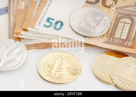 Gruppe von Kryptowährungsmünzen und Euro-Banknoten. Blockchain Money versus fiat Money Concept Stockfoto
