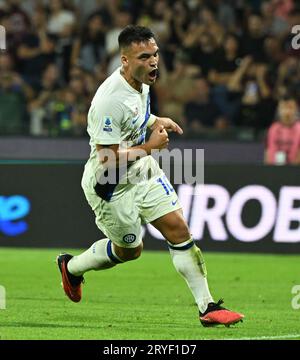 Salerno. September 2023 30. Der Inter Mailand Lautaro Martinez feiert am 30. September 2023 sein zweites Tor bei einem Fußballspiel der Serie A zwischen Inter Mailand und Salernitana in Salerno, Italien. Kredit: Augusto Casasoli/Xinhua/Alamy Live News Stockfoto