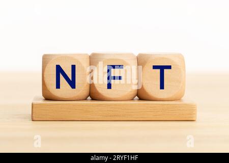 NFT-Text auf Holzblöcken. Nicht fungibler Token. Speicherplatz kopieren. Weißer Hintergrund Stockfoto