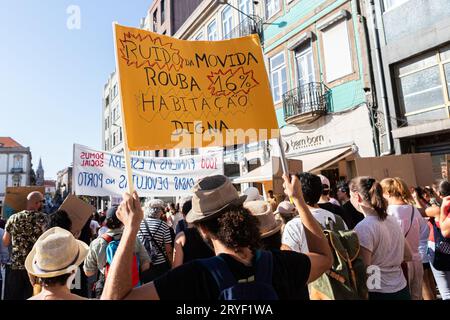 Porto, Portugal. September 2023 30. Ein Demonstrant trägt ein Plakat, auf dem behauptet wird, dass der Lärm der „Movida“ während der Demonstration 16 % des Gehäuses klaut. Der Protest „Häuser zum Leben“ fand in Porto statt, begann auf dem Batalha-Platz und endete in Aliados, vor dem Rathaus. Quelle: SOPA Images Limited/Alamy Live News Stockfoto