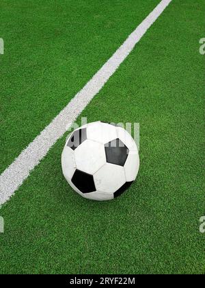 Fußball über dem grünen Fußballfeld Stockfoto