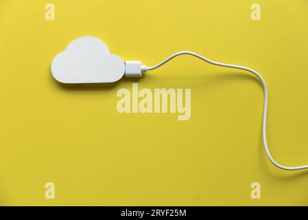 Cloud-Computing Datenspeicherung concept.Network Computertechnologien. Digitaler Server. Symbol der Wolke mit weißem Kabel auf gelbem Hintergrund Stockfoto