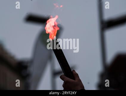 Bengalische Lichter bei einer Protestkundgebung Stockfoto