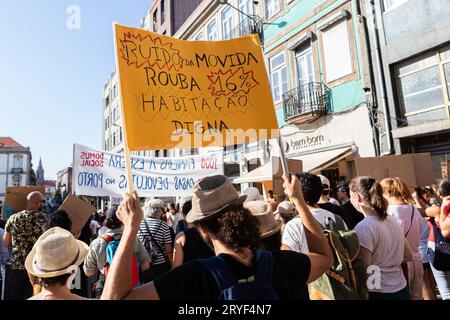 Porto, Portugal. September 2023 30. Ein Demonstrant trägt ein Plakat, auf dem behauptet wird, dass der Lärm der „Movida“ während der Demonstration 16 % des Gehäuses klaut. Der Protest „Häuser zum Leben“ fand in Porto statt, begann auf dem Batalha-Platz und endete in Aliados, vor dem Rathaus. (Foto: Teresa Nunes/SOPA Images/SIPA USA) Credit: SIPA USA/Alamy Live News Stockfoto