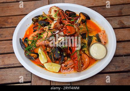 Grillplatte mit Meeresfrüchten auf Holztisch Stockfoto