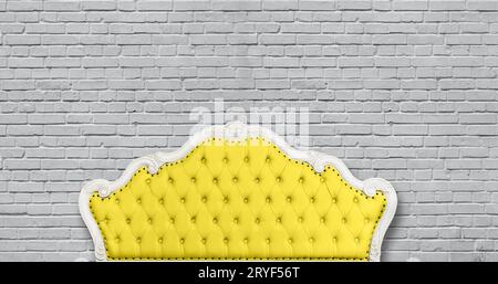 Gelbes chesterfield-Ledersofa auf Grau Stockfoto
