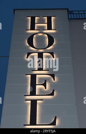Ein Hotelschild im Tourismus Stockfoto