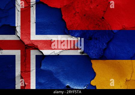 Flaggen von Island und Armenien auf gerissenen Wänden gemalt Stockfoto