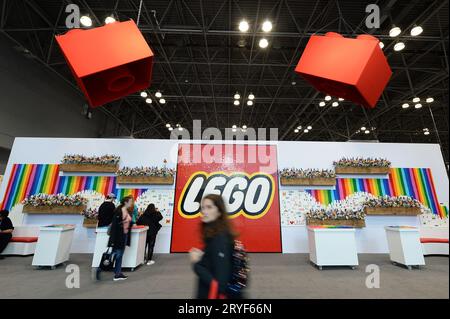 New York, USA. September 2023 30. Eine Frau geht an der LEGO-Ausstellung auf der Toy Fair 2023 im Jacob Javits Center, New York, NY, 30. September 2023 vorbei. (Foto: Anthony Behar/SIPA USA) Credit: SIPA USA/Alamy Live News Stockfoto