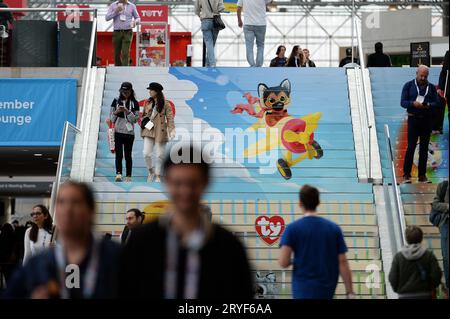 New York, USA. September 2023 30. Die Leute gehen durch den Haupteingang der Toy Fair 2023 im Jacob Javits Center, New York, NY, 30. September 2023. (Foto: Anthony Behar/SIPA USA) Credit: SIPA USA/Alamy Live News Stockfoto