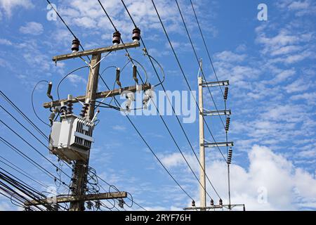 Elektromasten und Transformatoren an klaren Tagen Stockfoto