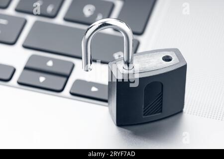 Öffnen Sie das Vorhängeschloss auf einem modernen Laptop. Konzept für die Sicherheitsanfälligkeit in der Computersicherheit Stockfoto