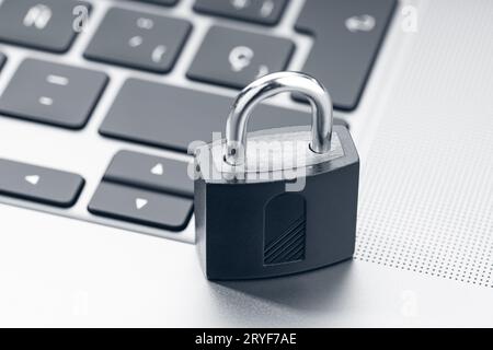 Computersicherheit, Datensicherheitsschutzkonzept. Geschlossenes Vorhängeschloss auf einem modernen Laptop Stockfoto
