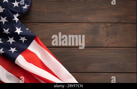 Amerikanische Flagge auf rustikaler Holzplatte mit Kopierfläche. Draufsicht Stockfoto